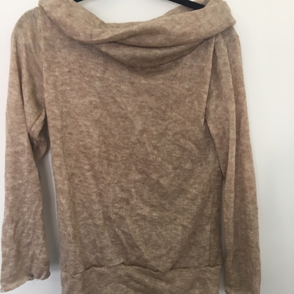 Off the should sweater - Picture 2 of 4